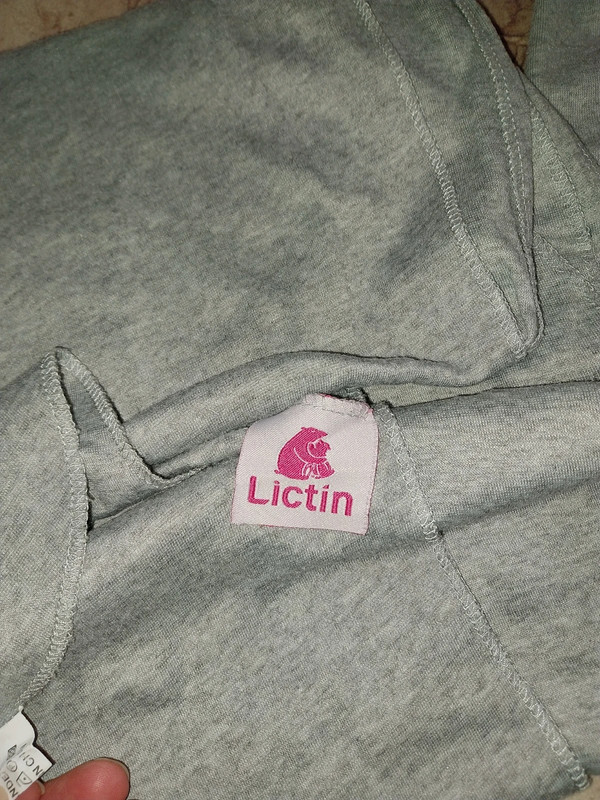 Écharpe de portage Lictin gris chiné dans sa pochette de rangement