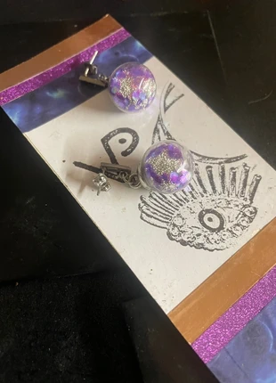 Boucles d’oreilles argentées avec « boules de verre » à strass mauves holographiques 🔮, merk: Velvetpapaye, staat: Nieuw met prijskaartje, € 12,50, € 13,83 inclusief Kopersbescherming