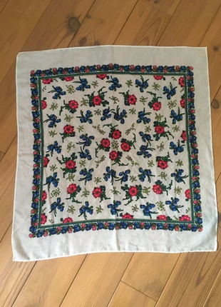 Foulard carré tout doux vintage à fleur, brand: Vintage, condition: Good, €3.00, €3.85 includes Buyer Protection