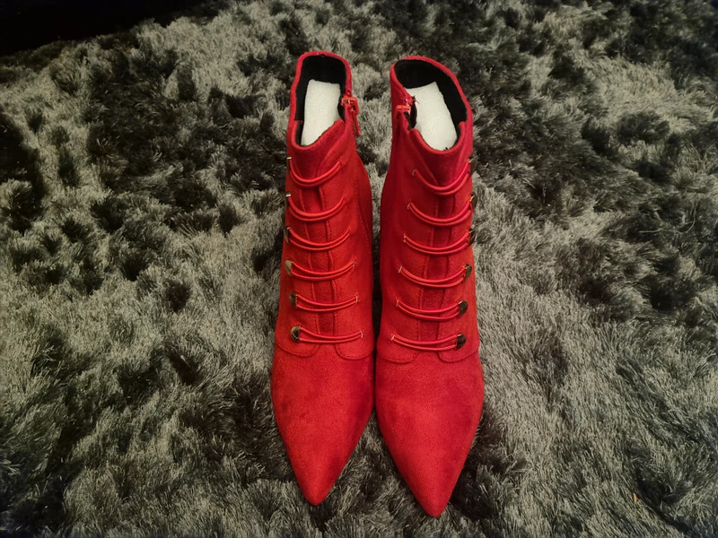 Red boots deals size 8