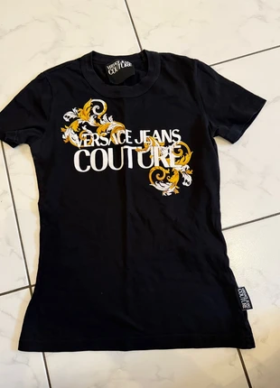 T-shirt Versace-Conture, merk: Versace Jeans Couture, staat: Heel goed, maat: XS / 34 / 6, € 59,00, € 62,65 inclusief Kopersbescherming