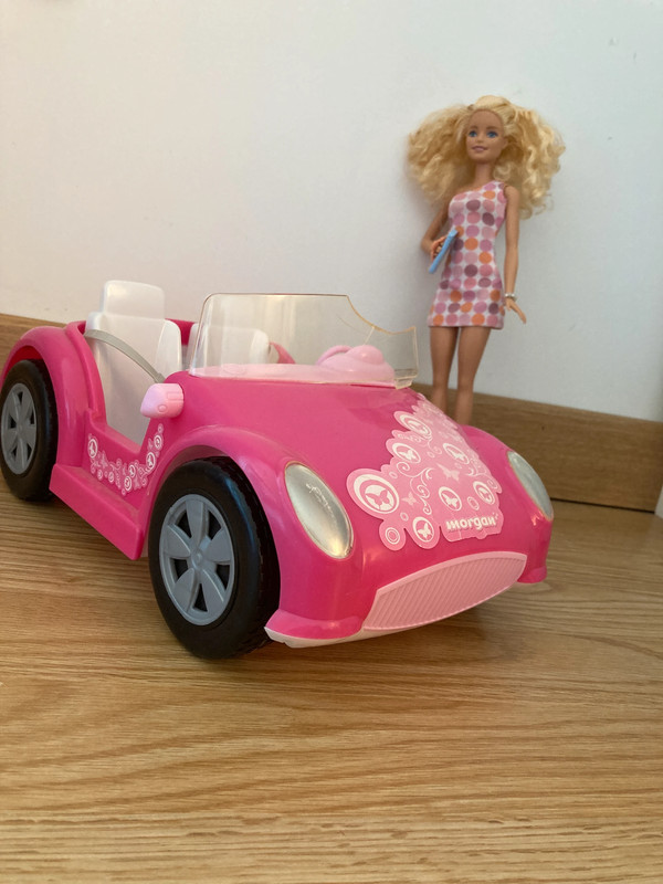 Barbie avec sa voiture et une robe Vinted