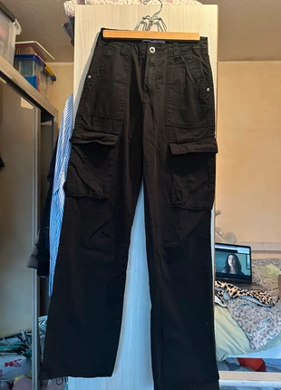 Jean cargo noir, marke: Bershka, zustand: Sehr gut, größe: XS / 34 / 6, 5,00 €, 5,95 € inklusive Vinted-Käuferschutz