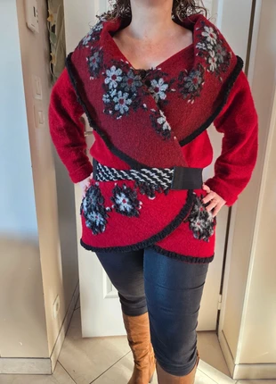 Cape rouge à fleurs en laine Made in Italy, brand: Made In Italy, condizioni: Ottime, taglia: L / IT 44 / EU 40, €10.00, €11.20 include la Protezione acquisti