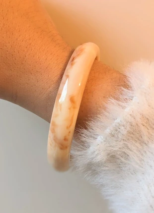 Bracelet jonc résine acrylique beige crème nuances tendance, marque: les petits V, état: Très bon état, 7,80 €, 8,89 € Protection acheteurs (Pro) incluse