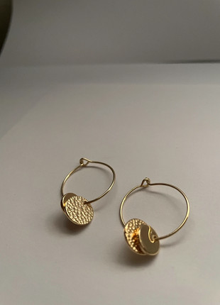 Boucles d’oreilles rondes avec pendentif doré 