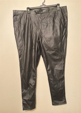 Pantalon simili cuir noir. Taille 52, marke: Venco, zustand: Neu, größe: 6XL / 52 / 24, 9,50 €, 10,68 € inklusive Vinted-Käuferschutz