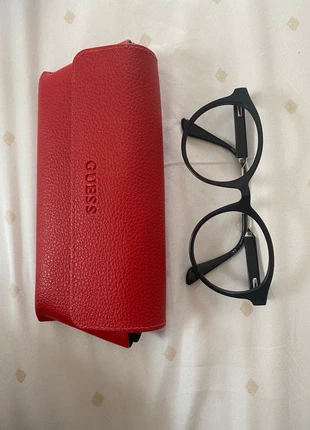 Lunettes de vue Guess– Monture noire & détails dorés/rouges, marque: GUESS, état: Très bon état, 60,00 €, 63,70 € Protection acheteurs incluse