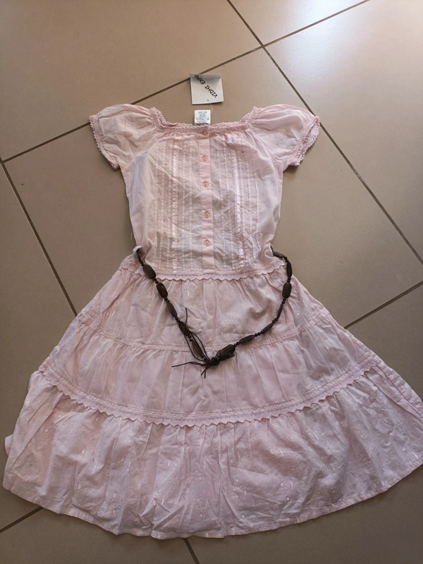 Fillette en shop robe