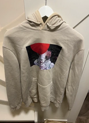 Beige hoodie met IT print, merk: Warner Bros., staat: Goed, maat: M, € 10,00, € 11,20 inclusief Kopersbescherming