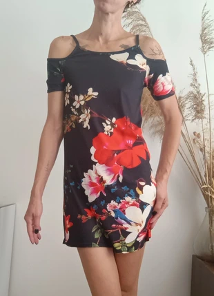 Robe noire courte à fleurs tropicales épaules dénudées, marque: Boohoo, état: Bon état, taille: S / 36 / 8, 6,00 €, 7,00 € Protection acheteurs (Pro) incluse