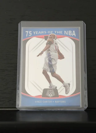 Vince Carter 75 Years of the NBA Silver Prizm Mosaic 21-22, marke: Panini, zustand: Sehr gut, 4,00 €, 4,90 € inklusive Vinted-Käuferschutz