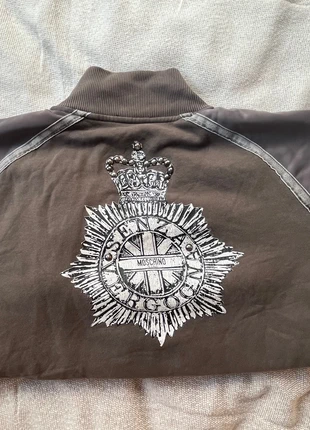 Limited Edition Moschino Zip Up, merk: Moschino, staat: Heel goed, maat: M / 38 / 10, € 250,00, € 263,20 inclusief Kopersbescherming