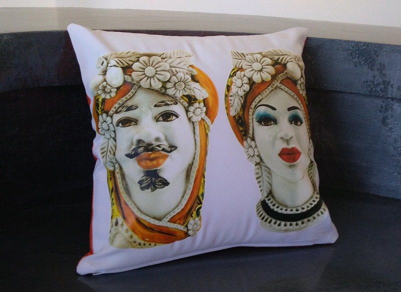 Cuscino con testa di moro stampate, cuscino bianco e arancione