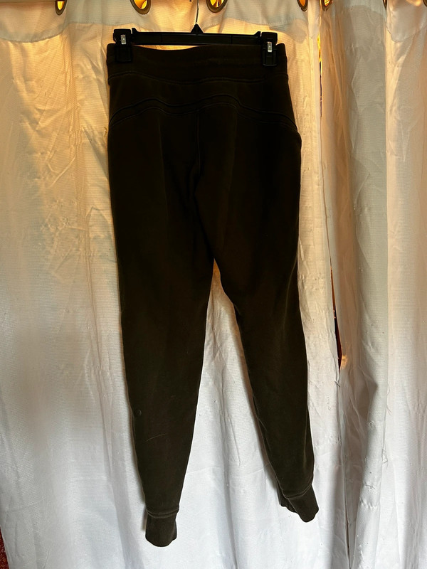 dark green lululemon joggers 3