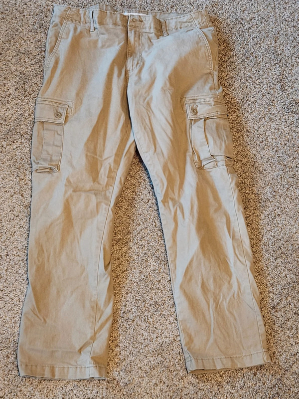 Men's amazon essentials sz 33/29 Khaki cargo pants 1