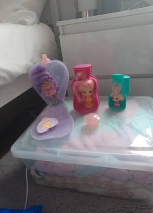 Lot de 3 Poupée +accessoires Salon dooz parfumé, marque: JouéClub, état: Très bon état, taille: 3 ans / 98 cm, 6,00 €, 7,00 € Protection acheteurs incluse