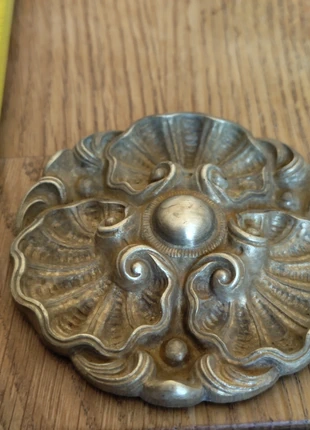 Rosace ancienne en laiton – décor floral en relief, condition: Good, €9.00, €10.15 includes Buyer Protection