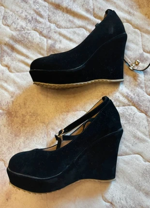 Scarpa con zeppa décolleté nera scamosciata con laccio alla caviglia taglia 35, estado: Novo sem etiquetas, tamanho: 35, €15.90, €17.40 inclui Proteção do Comprador