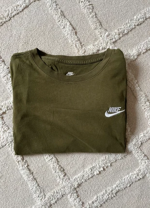 Nikes Sportswear Club T-shirt Vert Kaki - Taille S, merk: Nike, staat: Heel goed, maat: S, € 10,00, € 11,20 inclusief Kopersbescherming