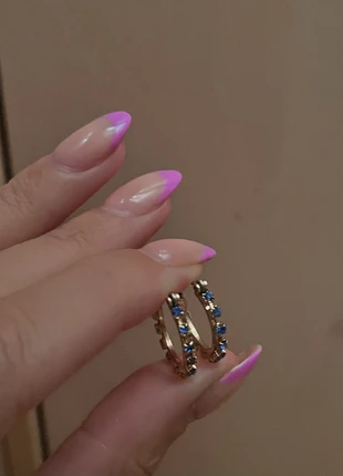 Boucles d’oreille mini dorées strass bleu neuves, merk: ASOS, staat: Nieuw zonder prijskaartje, € 8,00, € 9,10 inclusief Kopersbescherming