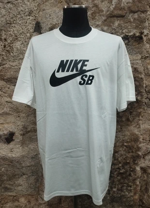 Nike SB White t-shirt - Good as new, merk: Nike SB, staat: Heel goed, maat: L, € 25,00, € 26,95 inclusief Kopersbescherming