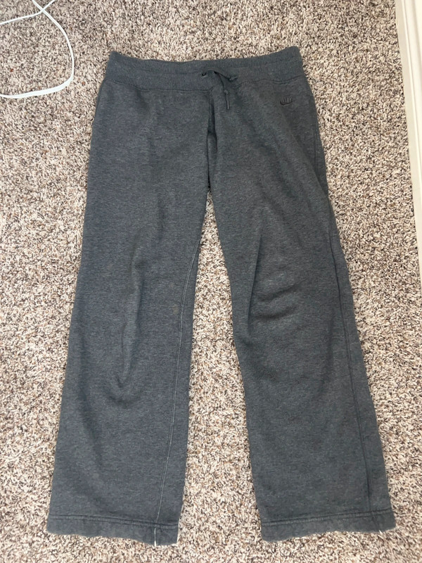 low waisted grey Nike sweatpants 1