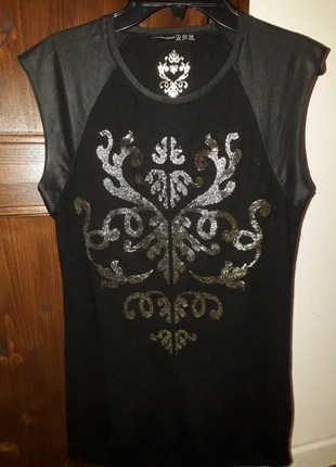 T-shirt nera con stampa oro e maniche in similpelle , brand: Atmosphere, condizioni: Nuovo senza cartellino, taglia: XS / IT 38 / EU 34, €3.00, €3.85 include la Protezione acquisti