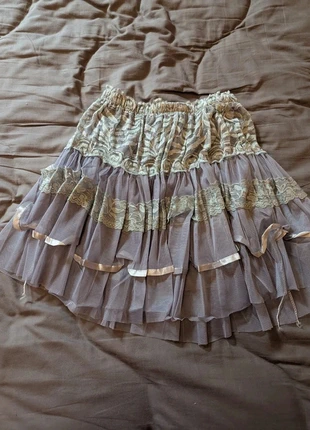 Mini jupe grise à volants et dentelle, marke: COQUETTE, zustand: Sehr gut, größe: S / 36 / 8, 15,00 €, 16,45 € beinhaltet Vinted-Käuferschutz Pro