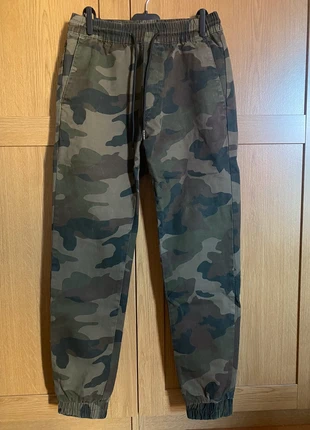 Joggers Camuflaje Bershka , marca: Bershka, estado: Novo sem etiquetas, tamanho: S, €7.00, €8.05 inclui Proteção do Comprador