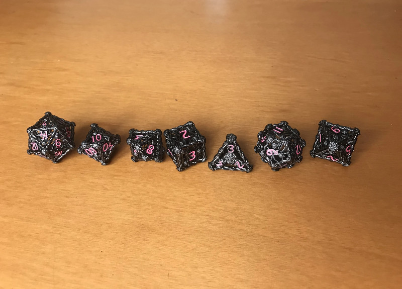 Set di 7 Dadi Metallici Nero e Rosa +sacchetto / 7 Dice Set Metallic Black & Pink +bag - Kickstarter 5