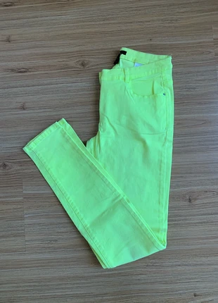 Pantalone skinny fluo, marque: H&M, état: Très bon état, taille: XS / 34 / 6, 2,00 €, 2,80 € Protection acheteurs incluse