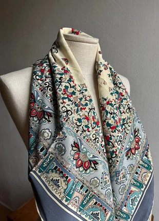 Foulard seta, marque: Bilay creation, état: Très bon état, 26,00 €, 28,00 € Protection acheteurs incluse