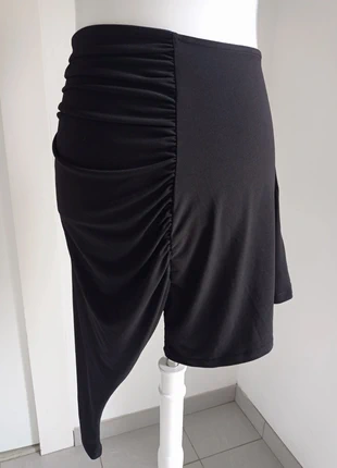 Sarouel asymétrique short noir drapé T.S Neuf avec étiquette H&M, merk: H&M, staat: Nieuw met prijskaartje, maat: S / 36 / 8, € 10,90, € 12,15 inclusief Kopersbescherming Pro