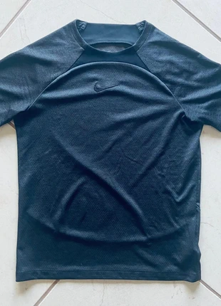 Nike Academy Dri-FIT Men’s Short-Sleeved Shirt, brand: Nike, condizioni: Ottime, taglia: S, €7.00, €8.05 include la Protezione acquisti