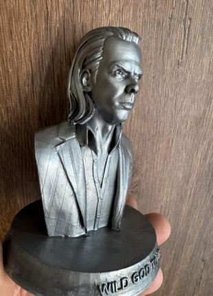 Obrázek k inzerátu: Nick Cave figurka z napisem pamiątka z koncertu Hand made