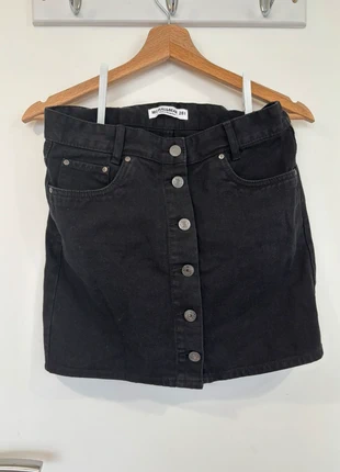 jupe courte en jean noir pull and bear avec boutons, merk: Pull & Bear, staat: Heel goed, maat: S / 36 / 8, € 2,00, € 2,80 inclusief Kopersbescherming