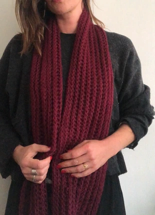 Grande écharpe bordeaux mailles à franges, staat: Heel goed, € 7,00, € 8,05 inclusief Kopersbescherming