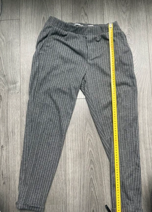 Pantalon à rayure gris et blanc, marca: Bershka, estado: Novo sem etiquetas, tamanho: M / 38 / 10, €3.50, €4.38 inclui Proteção do Comprador