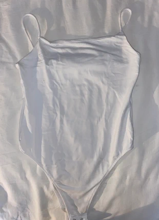 body branco, marca: Pull & Bear, estado: Novo sem etiquetas, tamanho: S / 36 / 8, €6.00, €7.00 inclui Proteção do Comprador