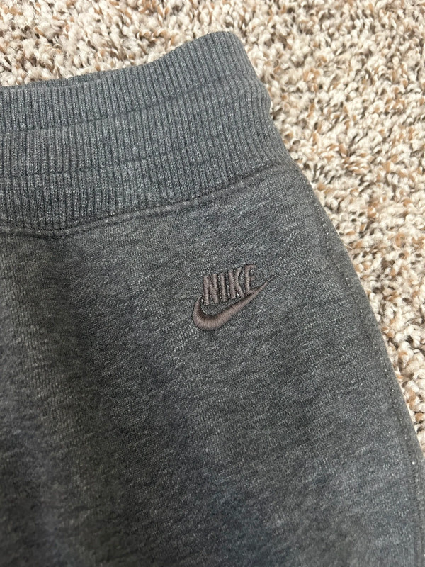 low waisted grey Nike sweatpants 4