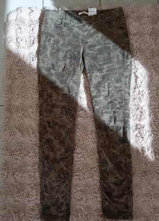 Jeans Camaïeu à motifs floraux kaki 38, brand: Camaïeu, condizioni: Ottime, taglia: M / IT 42 / EU 38, €4.00, €4.90 include la Protezione acquisti