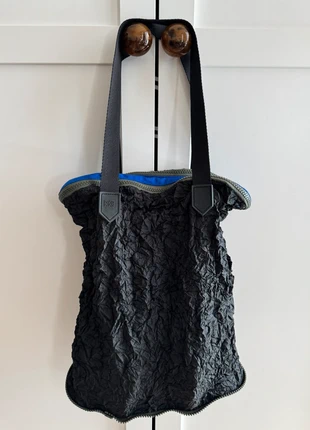 Issey Miyake tasje met kreukeleffect, merk: Pleats Please Issey Miyake, staat: Heel goed, € 70,00, € 74,20 inclusief Kopersbescherming