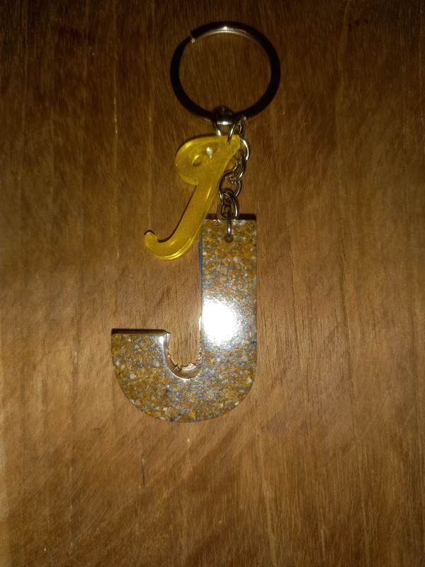 Porte clé lettre j sable et résine epoxy