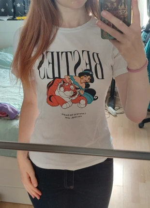 White t-shirt with disney print, merk: Stradivarius, staat: Heel goed, maat: XS / 34 / 6, € 2,00, € 2,80 inclusief Kopersbescherming