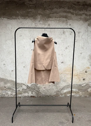 Gilet zuiki beige - Collo alto design minimal, marca: Zuiki, estado: Novo com etiquetas, tamanho: M / 38 / 10, €10.00, €11.20 inclui Proteção do Comprador
