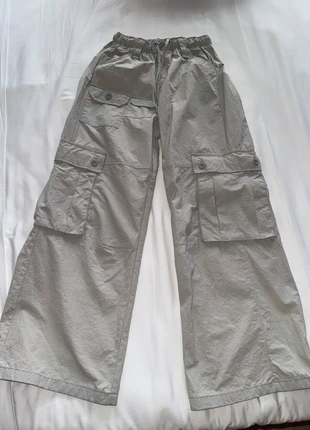 Pantalón gris parachute / cargo de Bershka, marque: Bershka, état: Très bon état, taille: XS / 34 / 6, 12,00 €, 13,30 € Protection acheteurs incluse