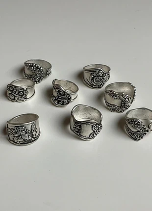 Silver tone set of seven engraved rings, marque: Vintage Love, état: Très bon état, taille: Ajustable, 36,00 €, 38,50 € Protection acheteurs incluse
