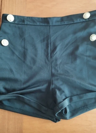 Pantaloncini neri con bottoni oro, marca: Boutique Parisienne, estado: Muito bom, tamanho: S / 36 / 8, €1.00, €1.75 inclui Proteção do Comprador