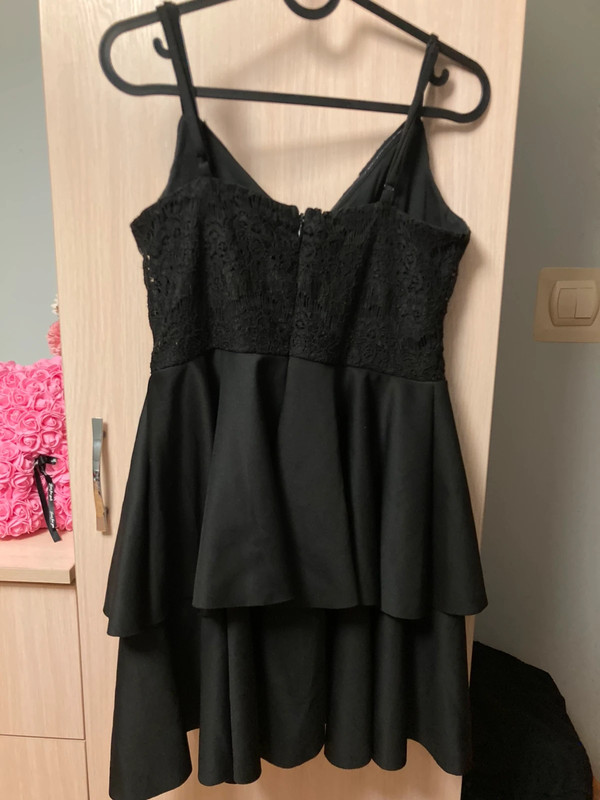Mała Czarna sukienka elegancka krótka mini z koronką z falbanką na zamek na ramiączkach 2
